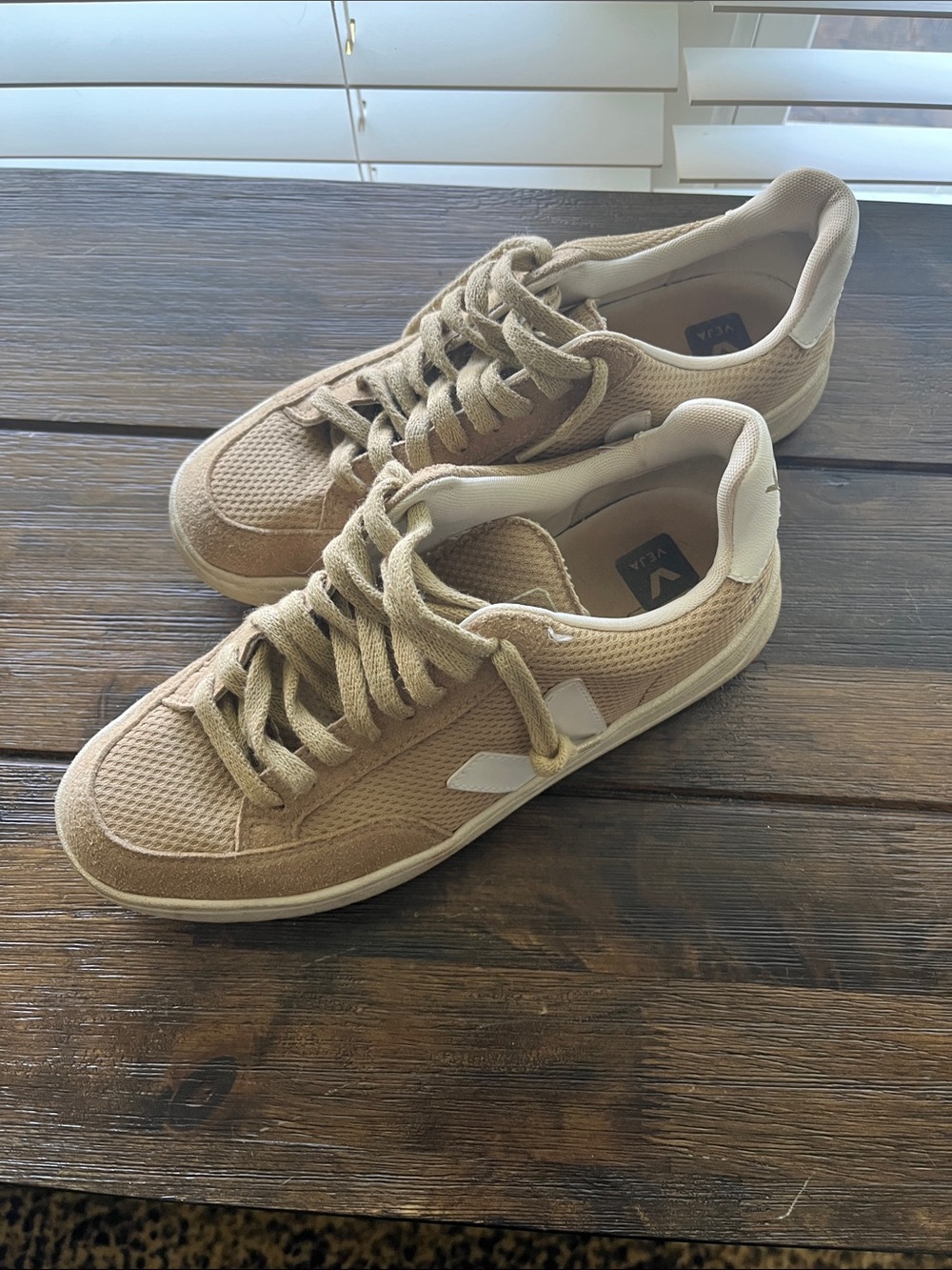 Women’s veja beige sneakers sz 8